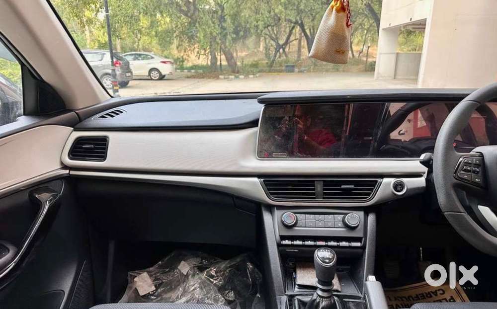 Mahindra Xuv700 2.0 Ax 5 Petrol Mt 7 Str, 2024, Petrol
