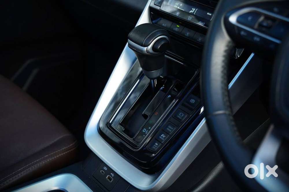 Toyota Innova Hycross 2.0 Zx Hybrid 7 Str, 2023, Petrol