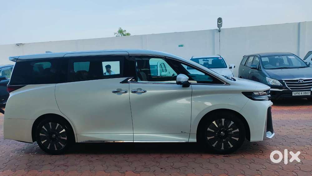 Toyota Vellfire Vip – Executive Lounge, 2025, Petrol