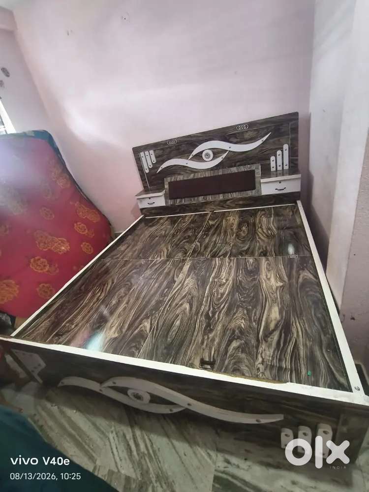 दीवान पलंग और ड्रेसिंग  (सिर्फ 6 महीने पुराना, बेहतरीन कंडीशन)