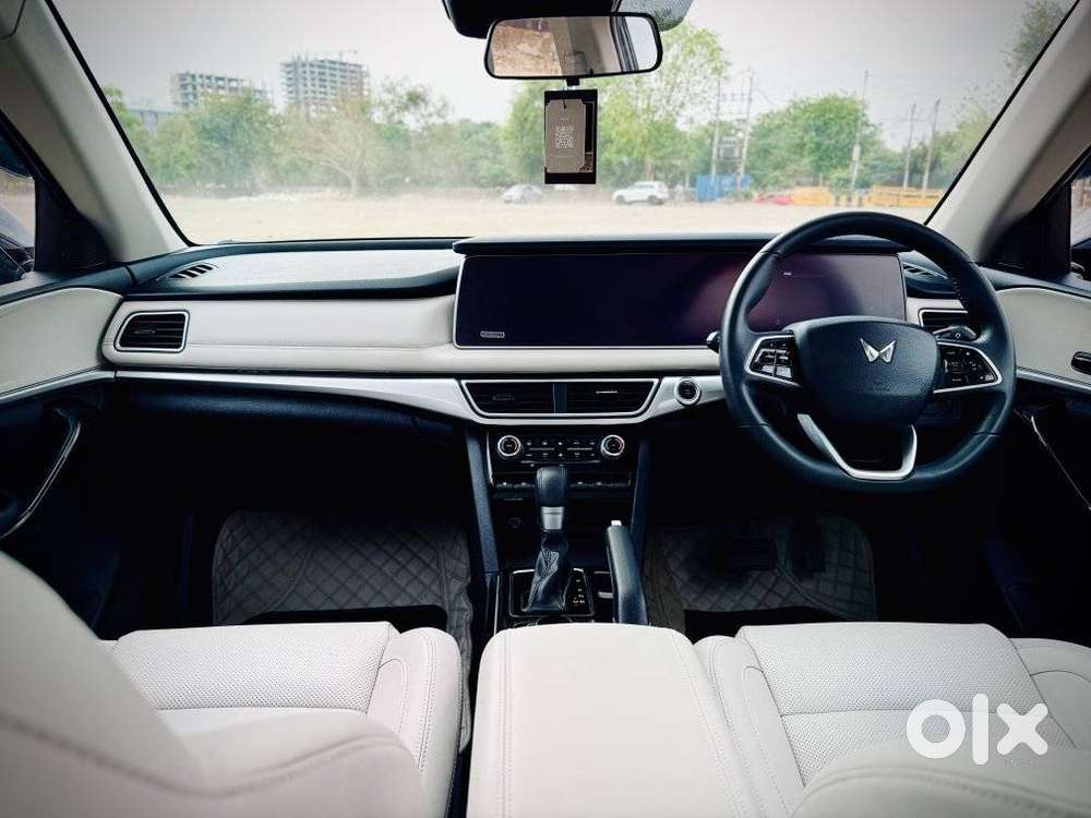 Mahindra Xuv700 2.0 Ax 7 Petrol At Str, 2024, Petrol