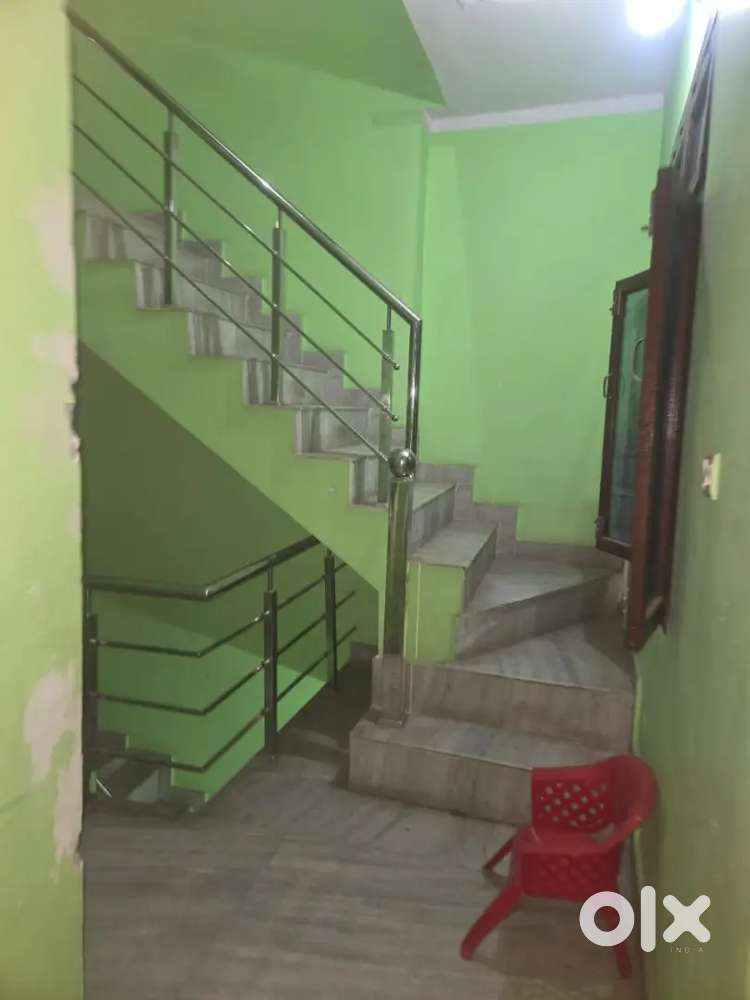 “2 BHK Semi-Furnished House for Rent – 1st Floor with Car Parking”