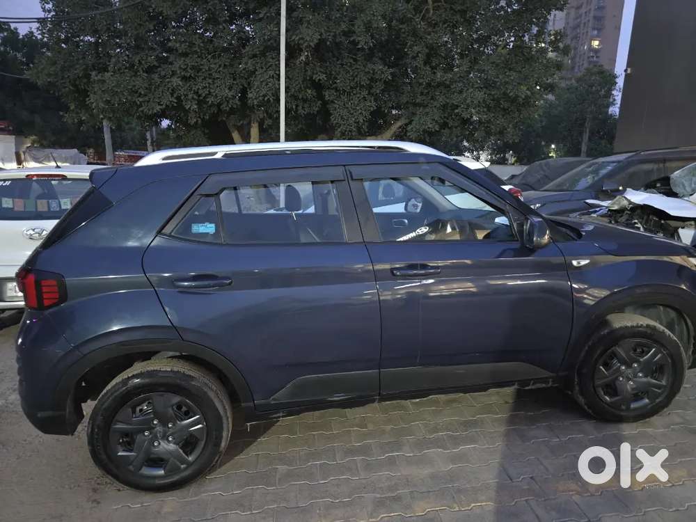 Hyundai Venue  Bh Number  City Driven  Extra - Seat-cover, Rear-cam