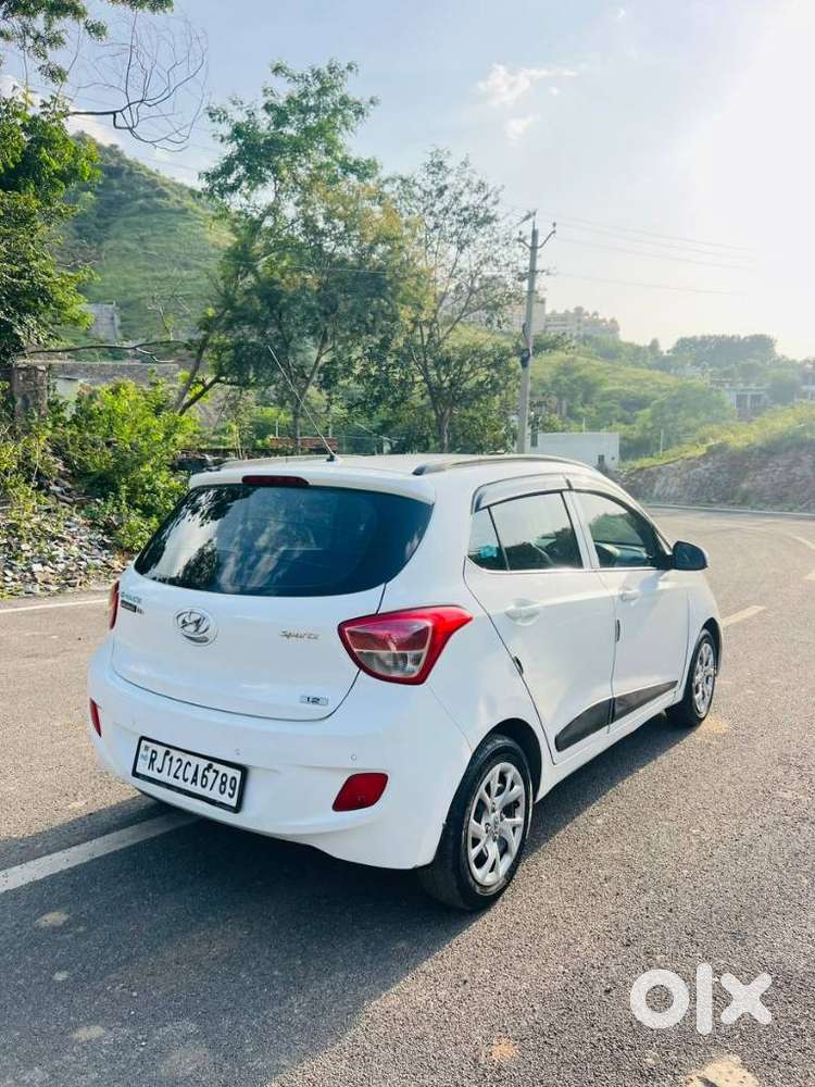 Hyundai Grand I10 Sportz, 2015, Petrol