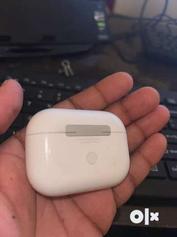 Airpod pro 1st nee condtion box charger and everything available