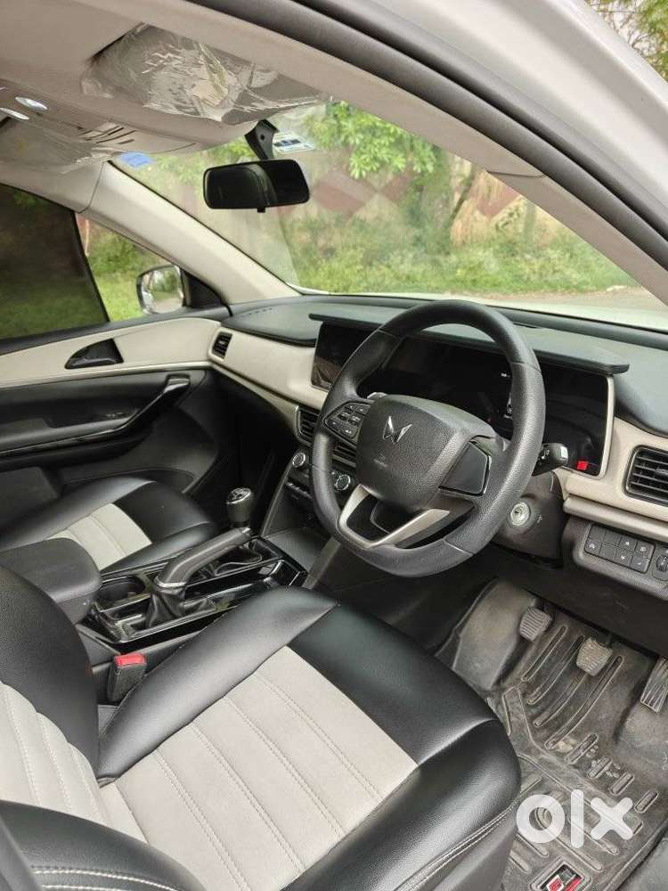Mahindra Xuv700 2.0 Ax 5 Petrol Mt Str, 2023, Petrol
