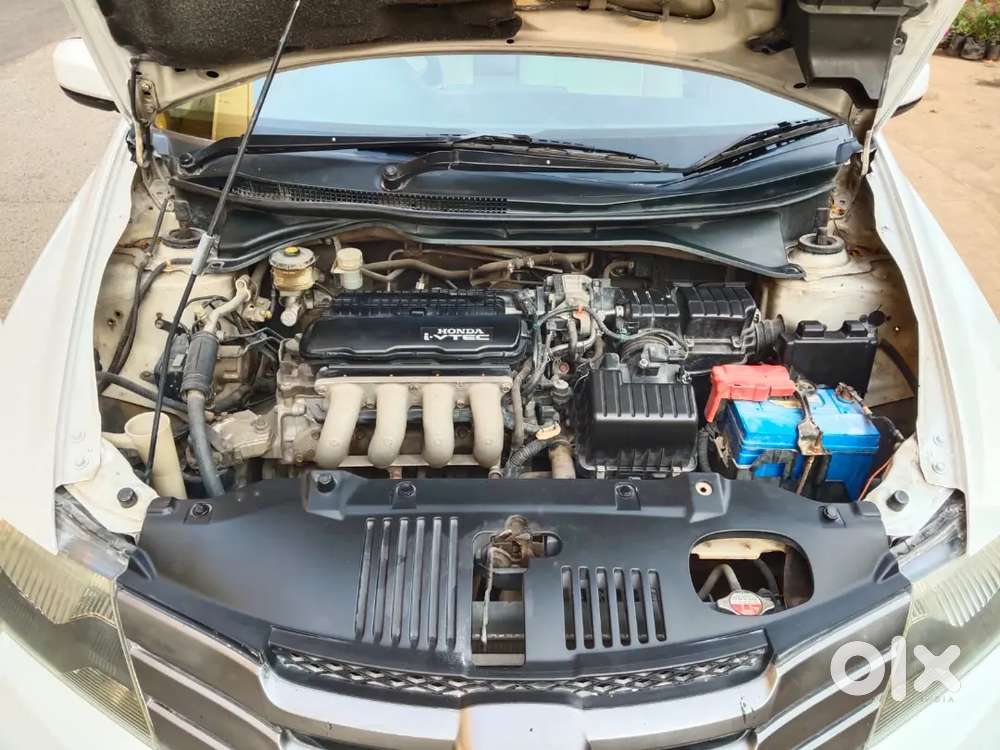 White Honda City Vmt