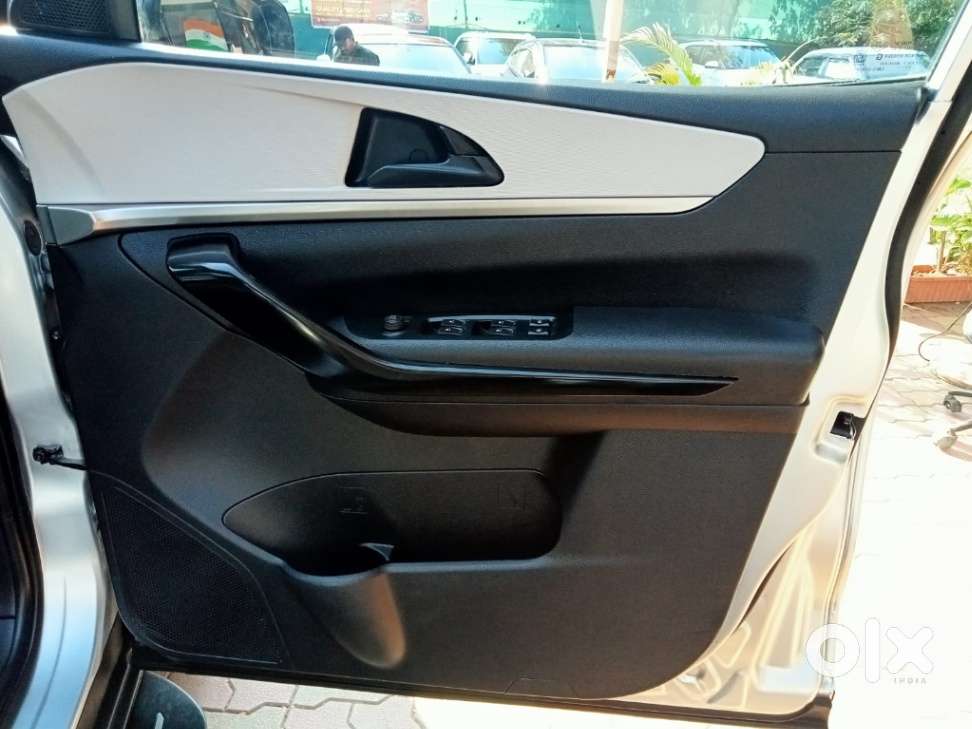 Mahindra Xuv700 2.0 Ax 5 Petrol At Str, 2022, Petrol