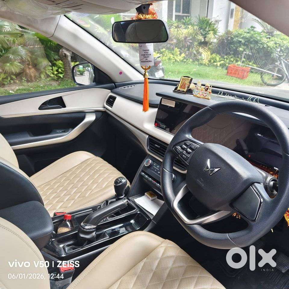 Mahindra Xuv700 Ax 5 Petrol Mt 7 Str (e), 2025, Petrol