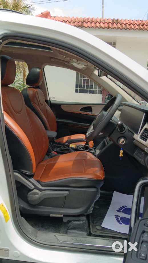 Mahindra Xuv700 2.0 Ax 5 Petrol Mt 7 Str, 2022, Petrol