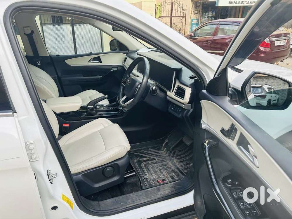 Mahindra Xuv700 2.0 Ax 7 Petrol At Str, 2021, Petrol