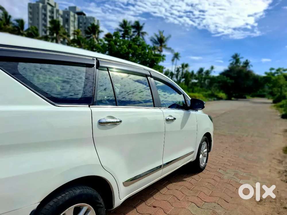 Toyota Innova Crysta Gx 2.4 Mt 8-seater /immacul