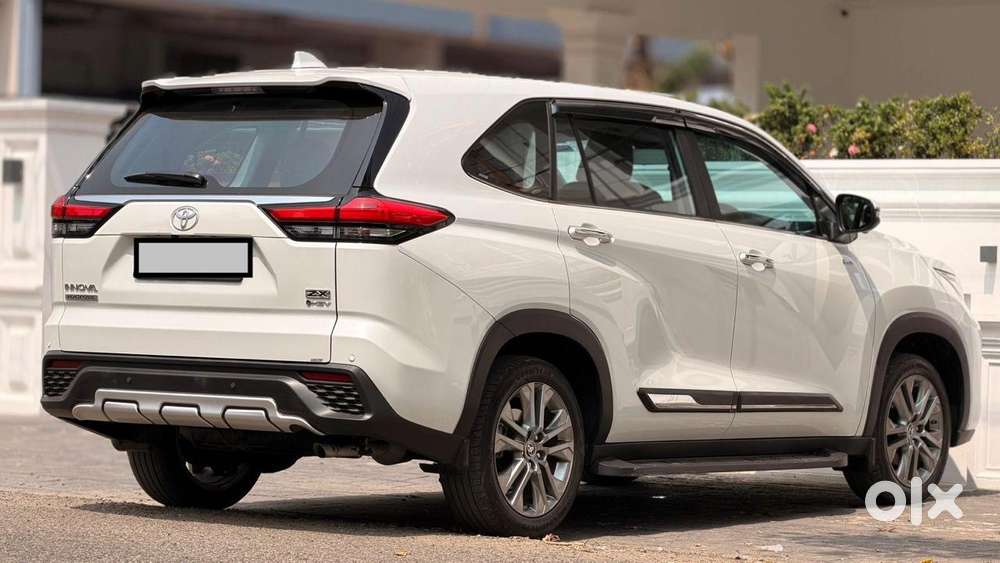 Toyota Innova Hycross, 2025, Petrol