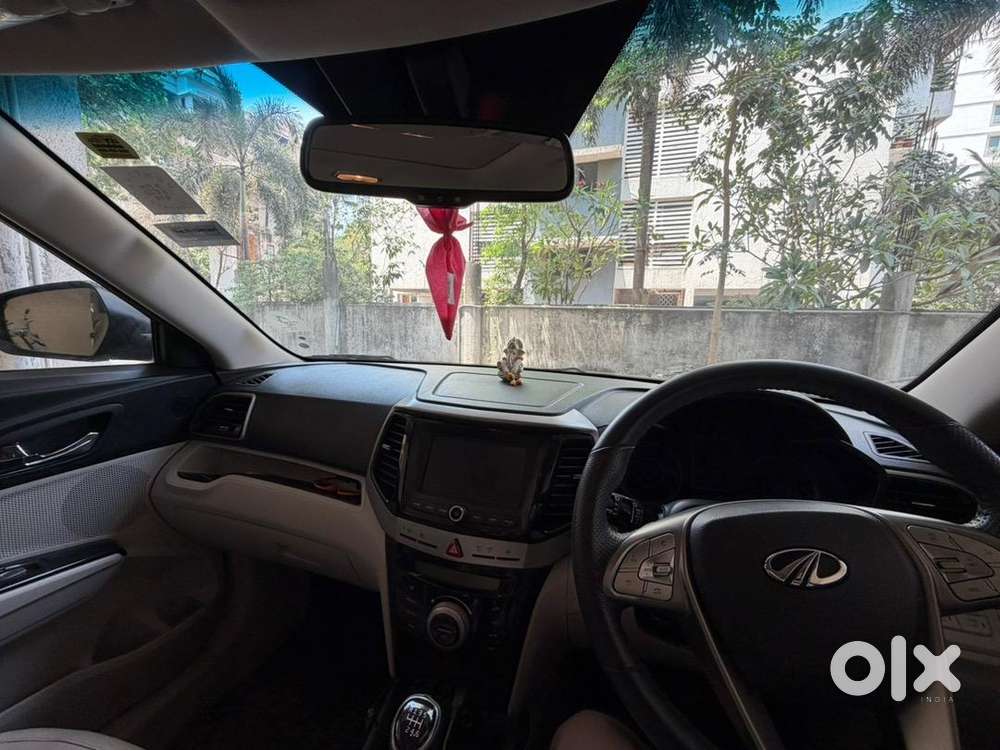 Xuv300 W8(o)  Diesel Manual - Sunroof  6- Airbags  Warrenty 2027