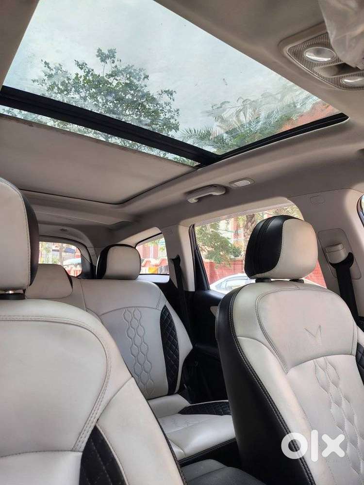 Mahindra Xuv700 2.0 Ax 5 Petrol Mt Str, 2022, Petrol