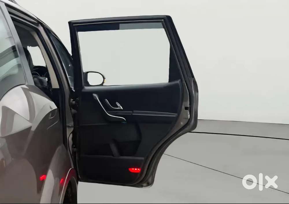 Mahindra Xuv500 W10 2017