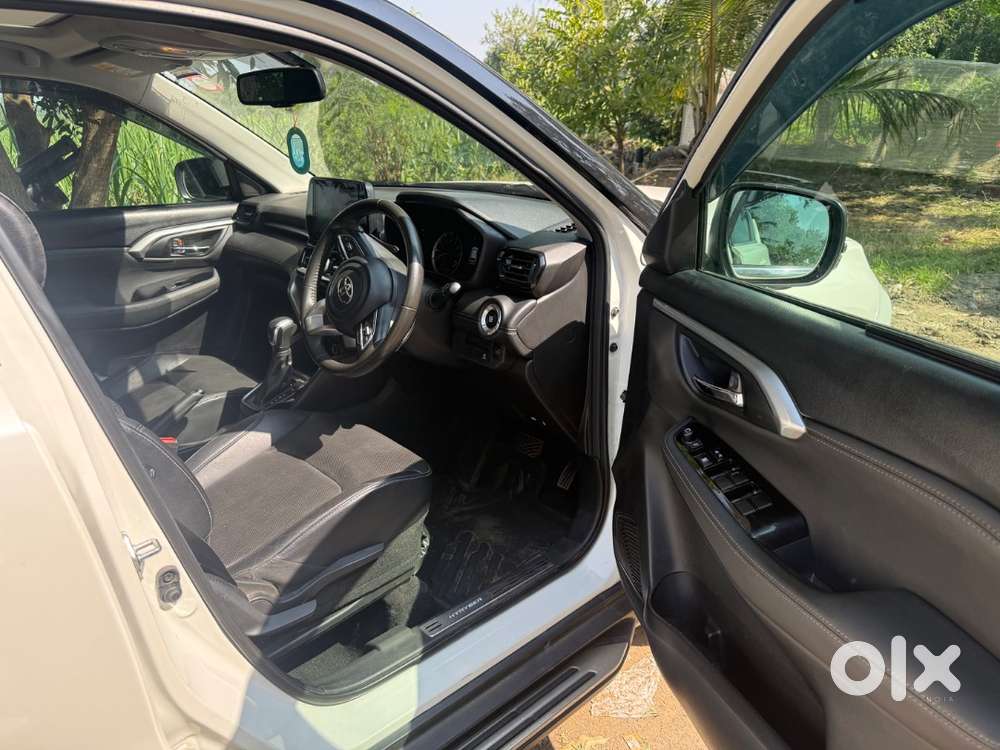 Mildhybrid Top Model With Panaromic Sunroof , Automatic Gear Transmis