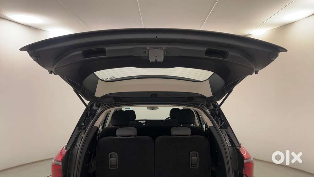 Mahindra Xuv700 2.0 Ax 5 Petrol Mt 7 Str, 2025, Petrol