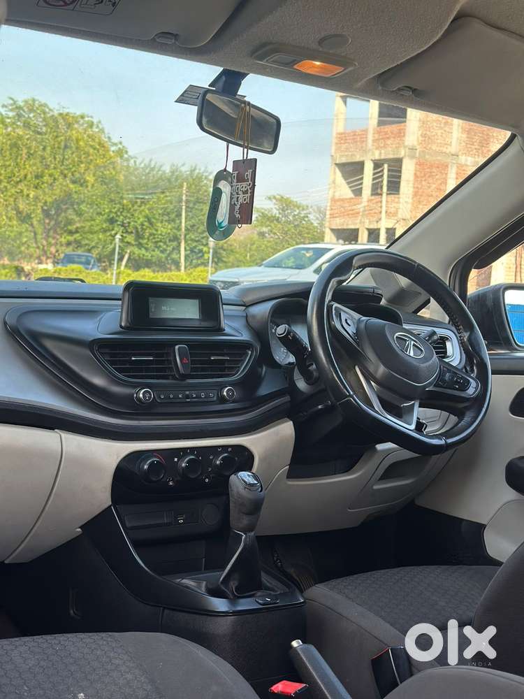 Tata Altroz 1.2 Xe, 2021, Petrol