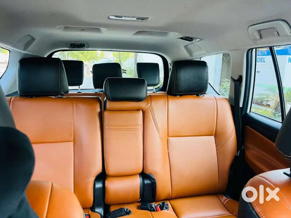 Innova Crysta Gx Plus 8 Seater Platinum White