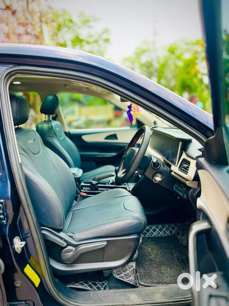 Mahindra Xuv700 2.0 Ax 5 Petrol Mt 7 Str, 2022, Petrol