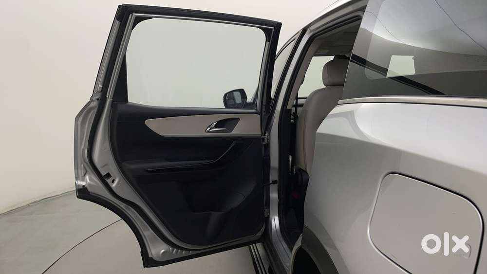 Mahindra Xuv700 2.0 Ax 7 Petrol At Luxury Pack Str, 2022, Petrol