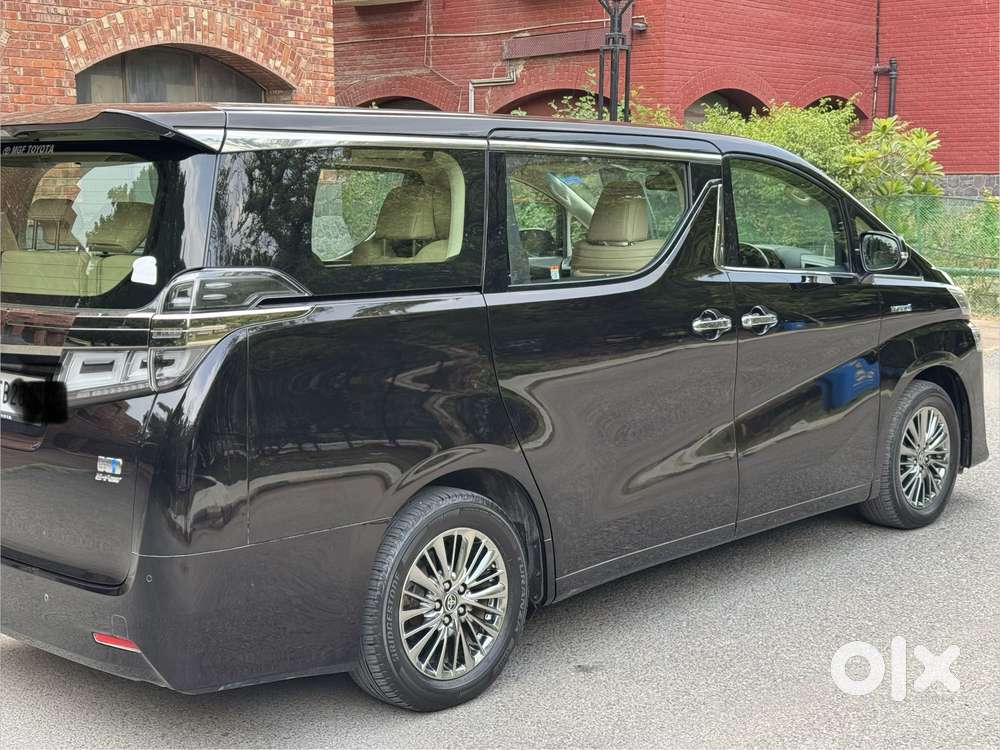 Toyota Vellfire 2.5 Executive Lounge, 2023, Cng & Hybrids