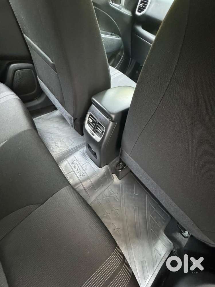 Hyundai Venue 2021 Petrol 18337 Km Driven Well Maintained