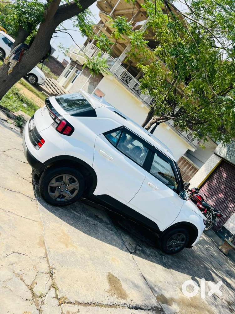 Hyundai Venue 2023 Petrol 11500 Km Driven