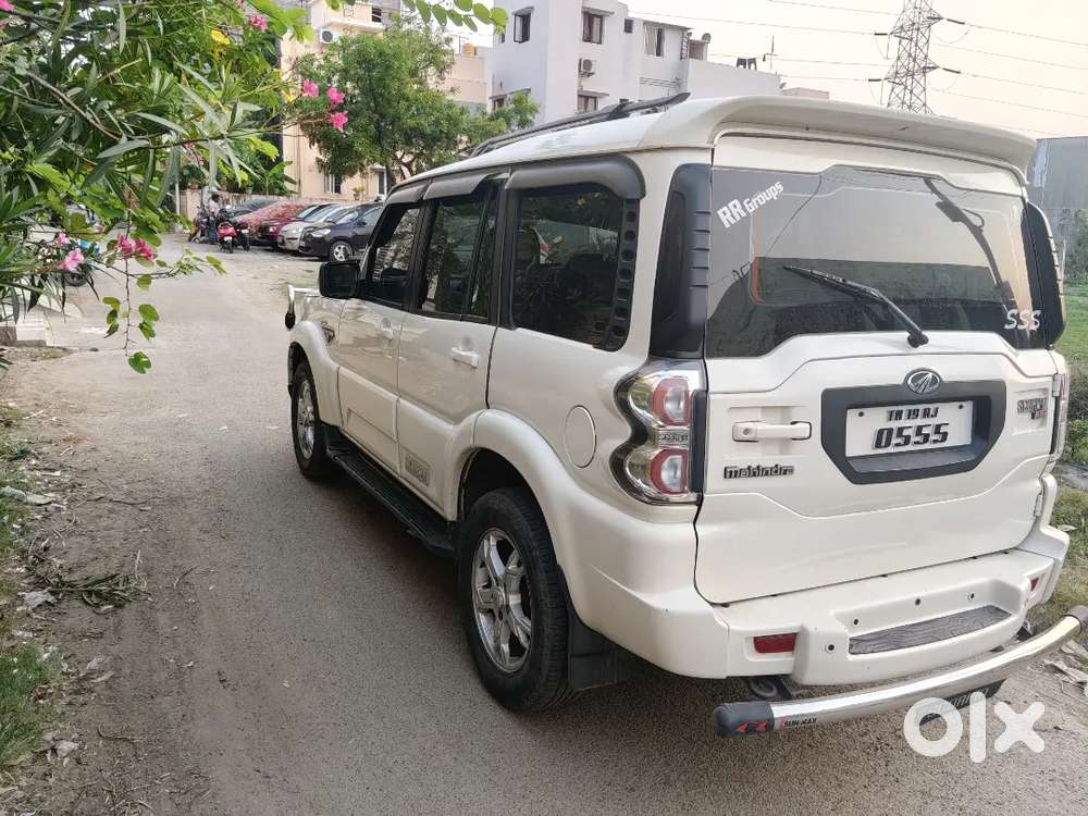 Mahindra Scorpio S10