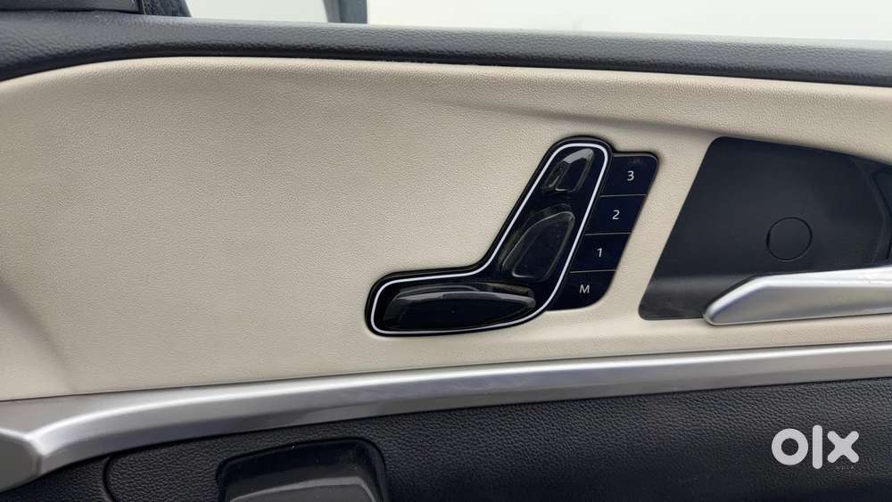 Mahindra Xuv700 Ax 5 Petrol Mt 7 Str (e), 2023, Petrol
