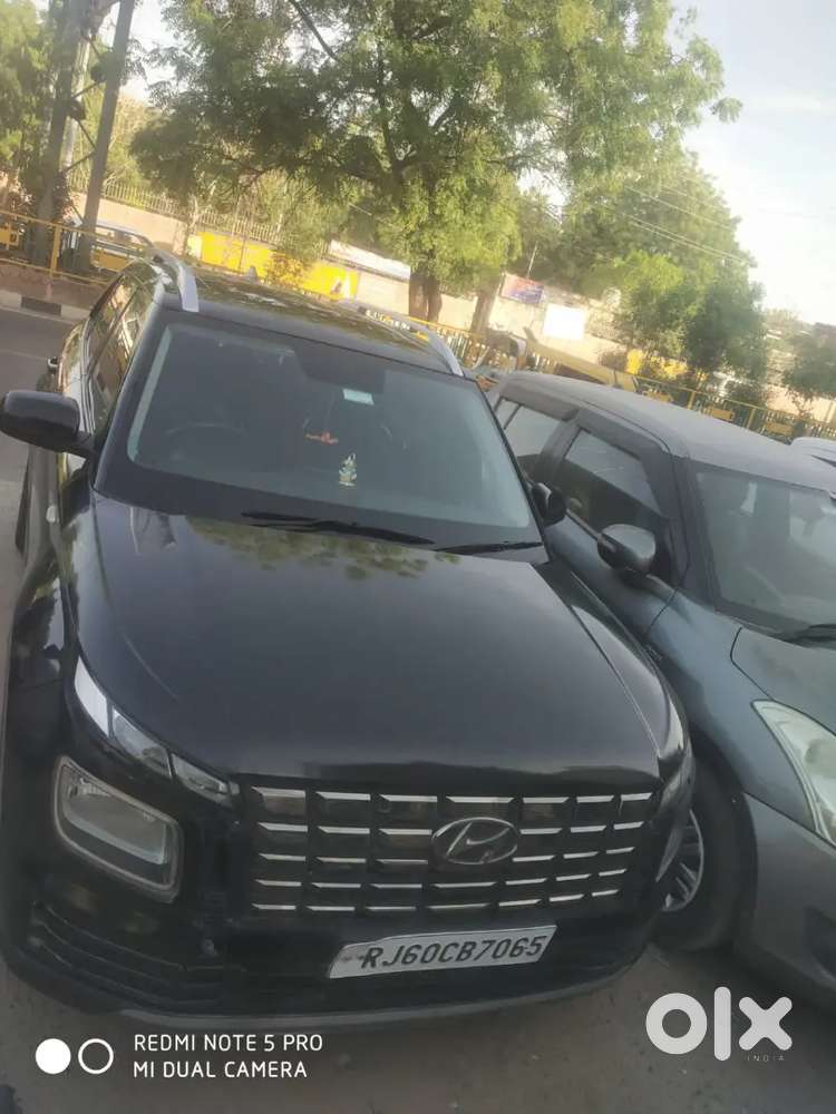 Hyundai Venue 2024 Petrol Well Maintained With Sunroof