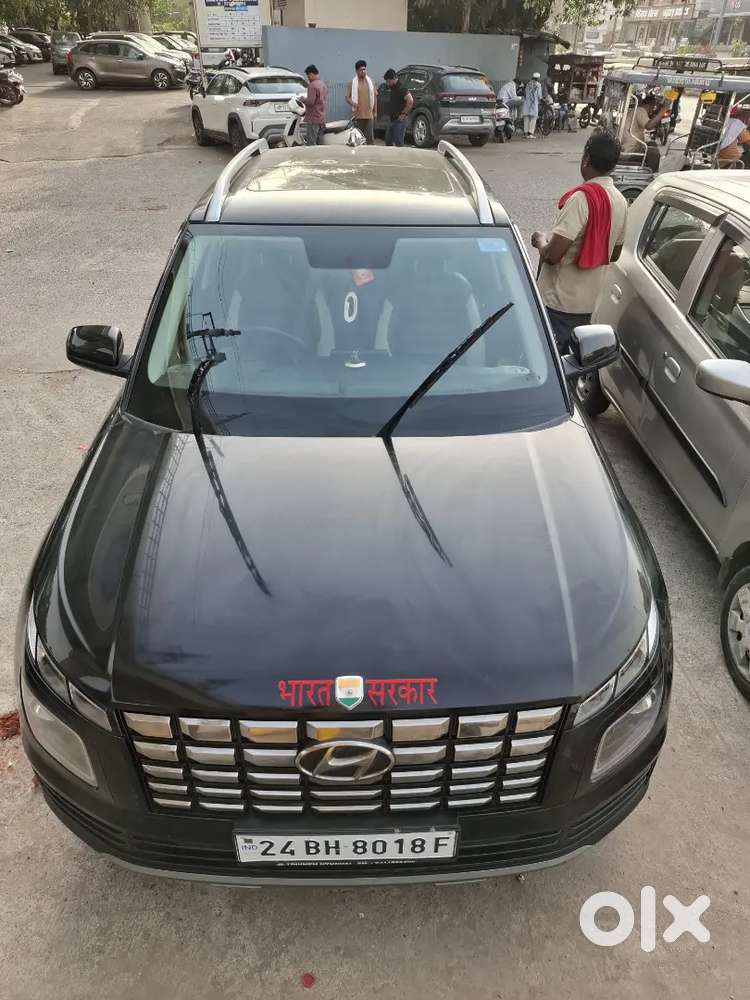 Hyundai Venue 2024 Petrol Well Maintained