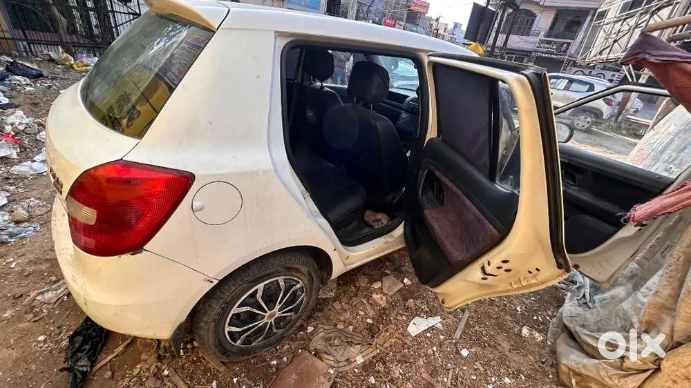 Urgent Sell Skoda Fabia 2011 Petrol 130000 Km Driven