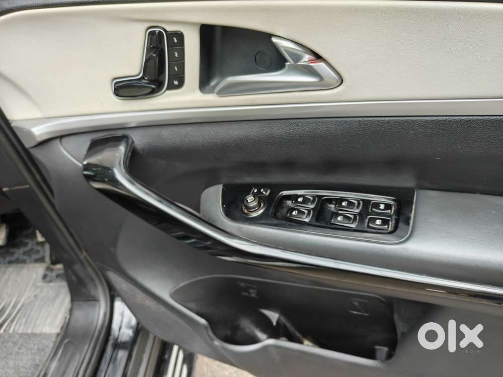 Mahindra Xuv700 2.0 Ax 7 Petrol At Str, 2024, Petrol