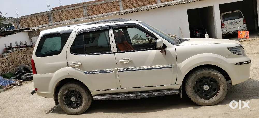 Tata Safari Storme 2015