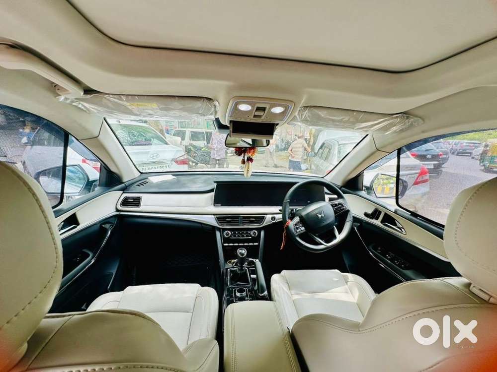 Mahindra Xuv700 Petrol 8000 Km Driven