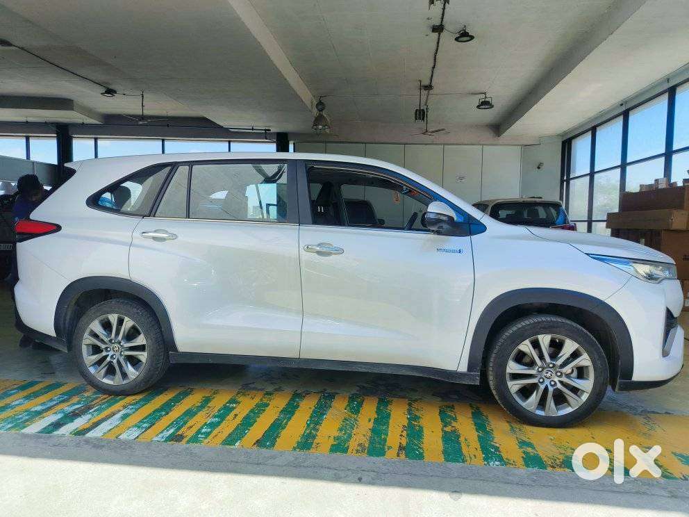 Toyota Innova Hycross 2.0 Zx Hybrid 7 Str, 2025, Petrol