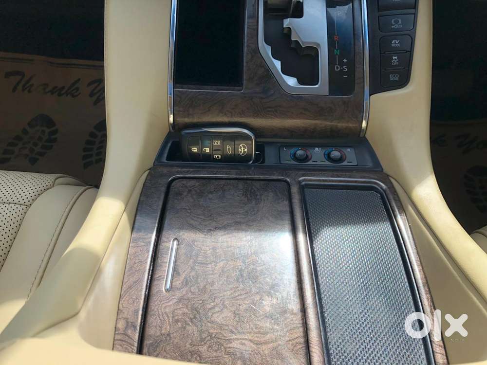 Toyota Vellfire 2.5 Executive Lounge, 2023, Cng & Hybrids