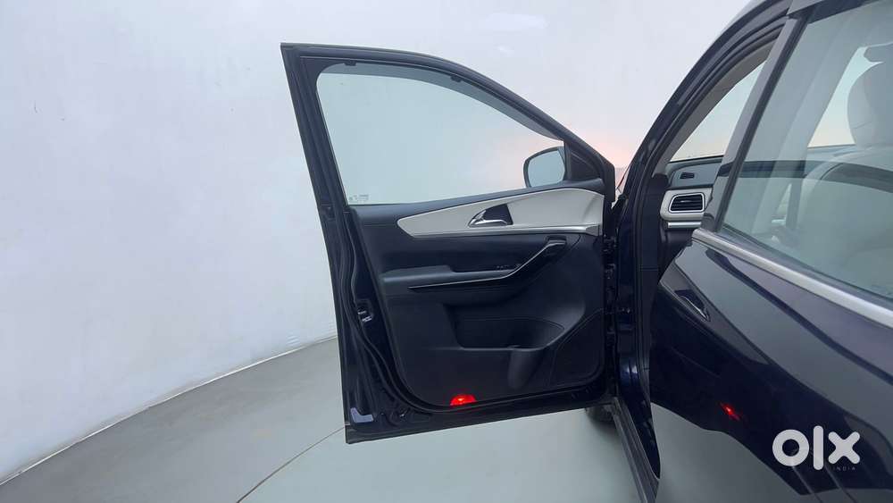 Mahindra Xuv700 2.0 Ax 7 Petrol Mt Str, 2024, Petrol