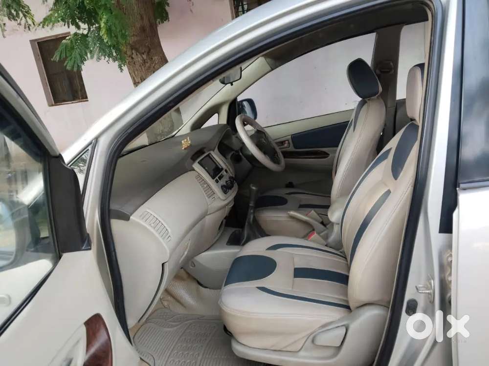 100% Conditioned Toyota Innova 2.5g (8 Seater)