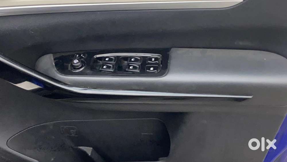 Mahindra Xuv700 2.0 Ax 7 Petrol Mt Str, 2021, Petrol