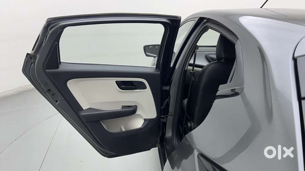 Tata Altroz 1.2 Xm Plus, 2022, Petrol