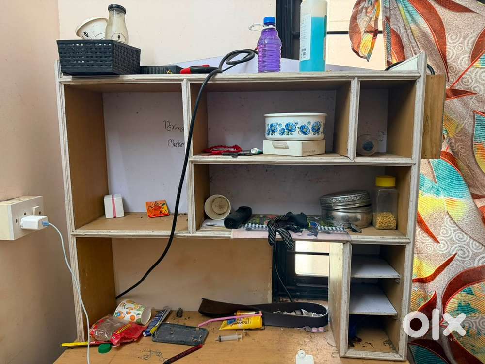 Table book shelf