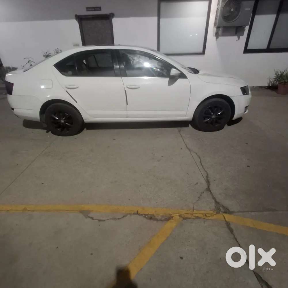 Skoda Octavia 2.0 2014 Very Good Condition Sunroof 5tyre New Alowy