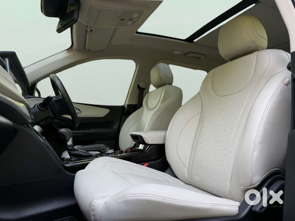 Mahindra Xuv700 2.0 Ax 7 Petrol At Str, 2024, Petrol