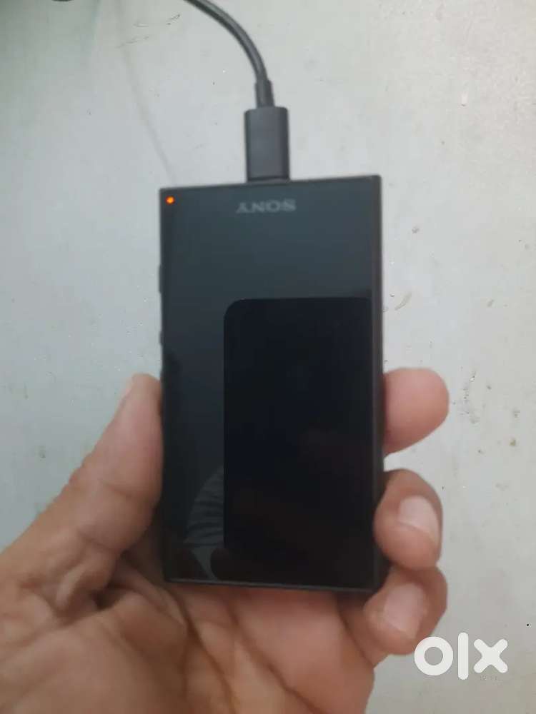 SONY NW A105 WALKMAN. NEW CONDITION. BLACK COLOR. WITH CHARGER &CABLE