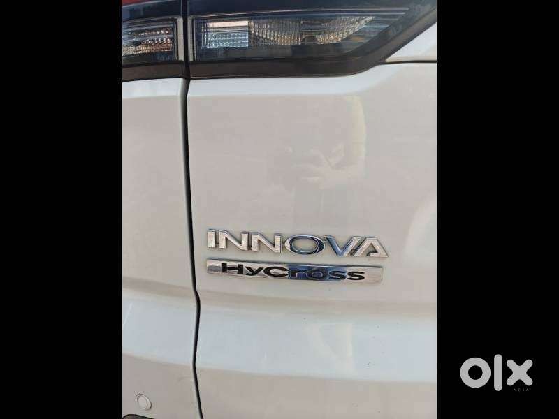 Toyota Innova Hycross