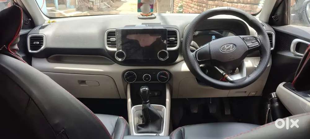 Hyundai Venue 2025 Petrol 13000 Km Driven