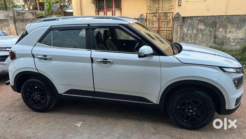 Hyundai Venue 2022 Petrol 20000 Km Driven